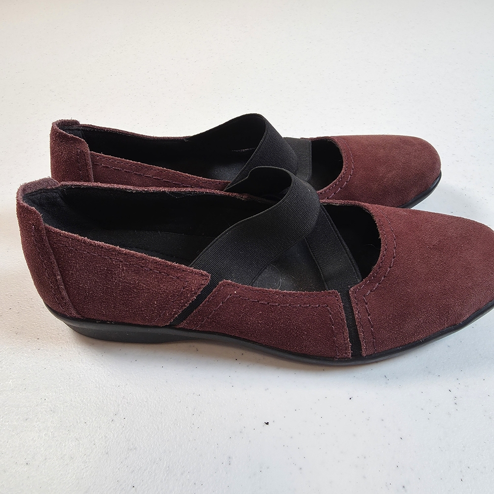 Clarks Elegant Maroon Suede Loafers - Picture 4 of 9